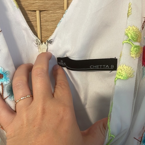 Multicolor Flower Appliqué Embroidered White Dress Size 6 - Picture 3 of 7